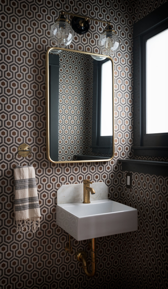 Стильный дизайн: туалет в стиле неоклассика (современная классика) с разноцветными стенами и подвесной раковиной - последний тренд