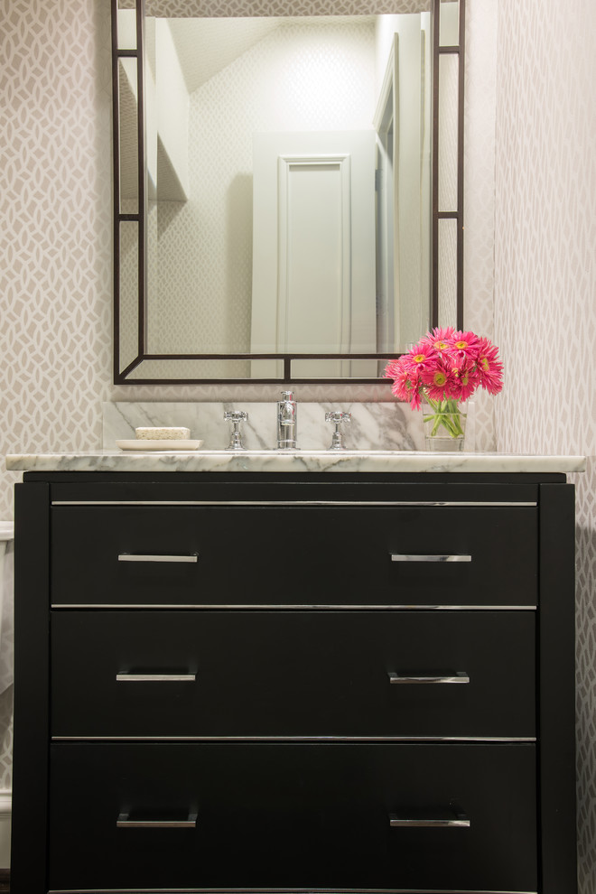 Imagen de aseo tradicional renovado pequeño con lavabo bajoencimera, armarios con paneles lisos, puertas de armario negras, encimera de mármol y paredes grises