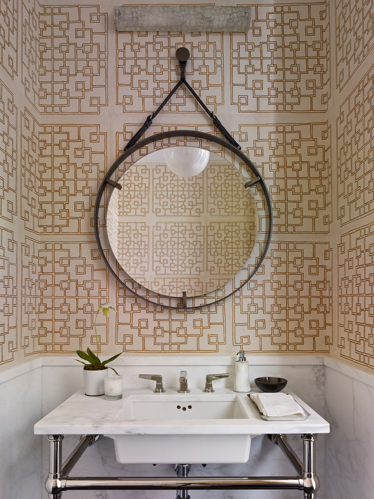Источник вдохновения для домашнего уюта: туалет в стиле неоклассика (современная классика) с консольной раковиной, разноцветными стенами и мраморной плиткой