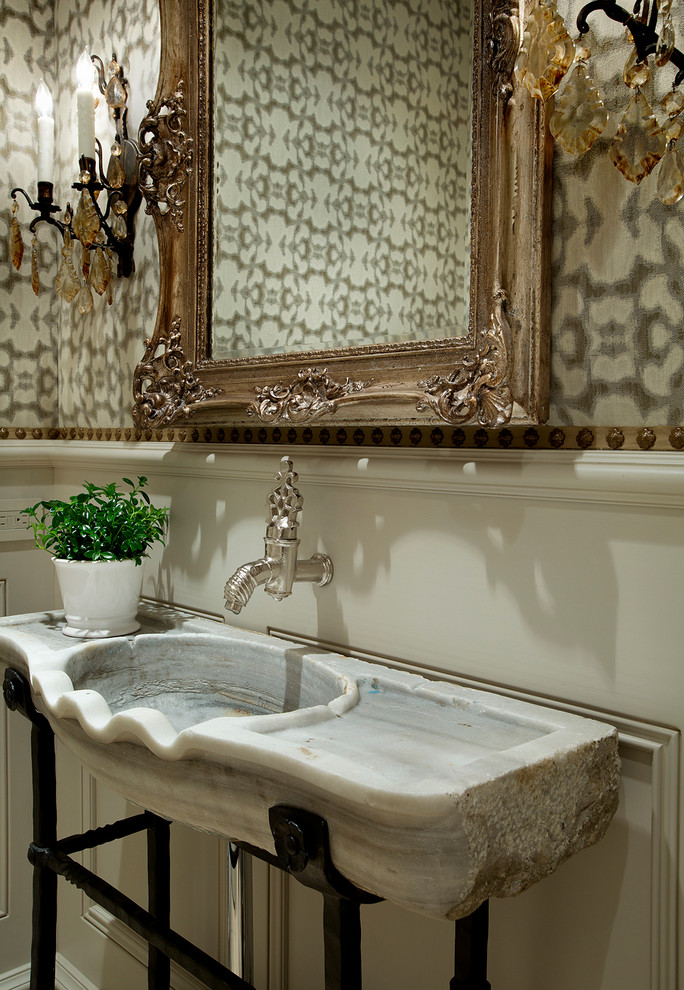 Ejemplo de aseo tradicional renovado de tamaño medio con paredes beige, suelo de baldosas de cerámica y lavabo integrado