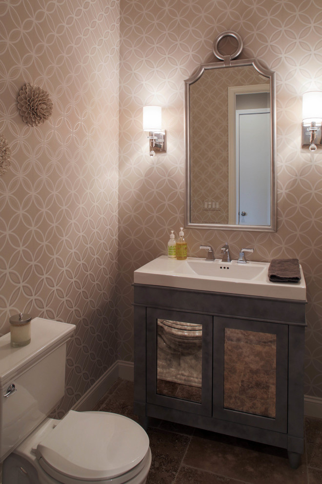 Exempel på ett litet klassiskt toalett, med möbel-liknande, grå skåp, ett integrerad handfat, grå väggar och travertin golv
