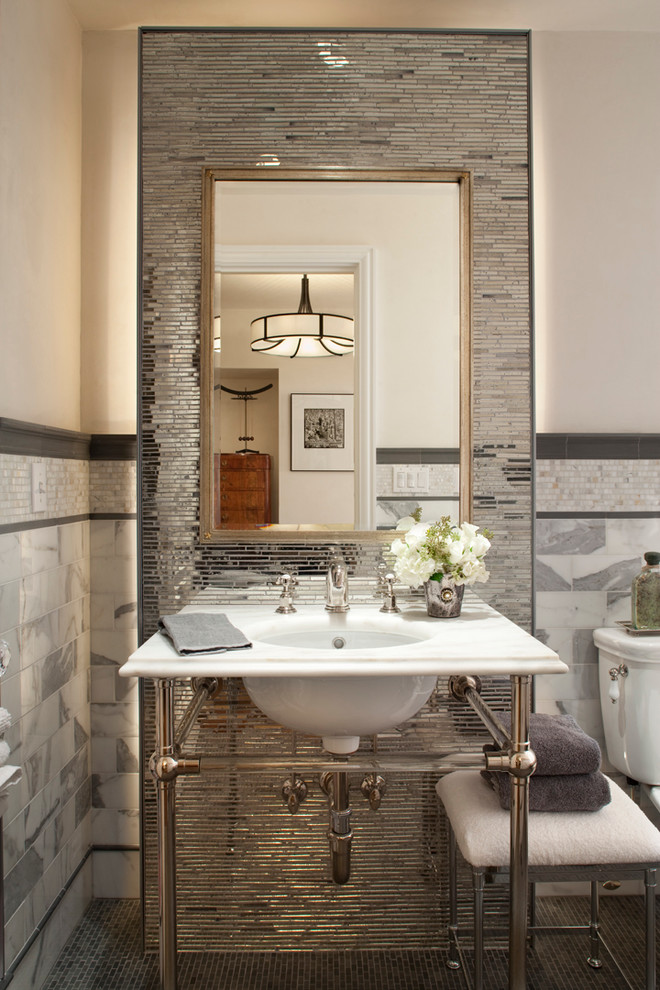 Пример оригинального дизайна: туалет в стиле неоклассика (современная классика) с врезной раковиной, серыми стенами и белой столешницей