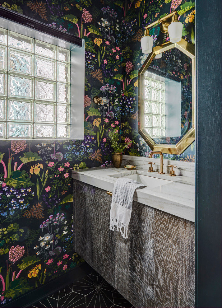 Idee per un bagno di servizio tradizionale con ante lisce, ante in legno scuro, pareti multicolore, lavabo sottopiano, pavimento nero e top bianco