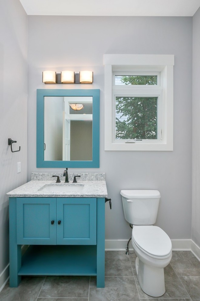 На фото: туалет в стиле неоклассика (современная классика) с фасадами в стиле шейкер, бирюзовыми фасадами, раздельным унитазом, серыми стенами, врезной раковиной, серым полом и серой столешницей