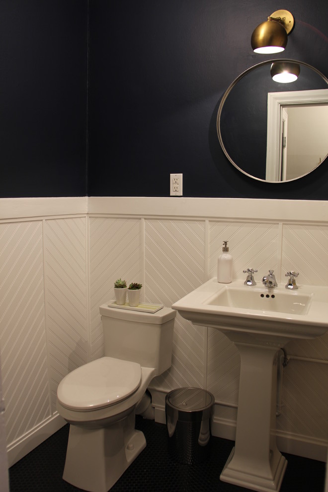 Идея дизайна: туалет среднего размера в стиле неоклассика (современная классика) с раковиной с пьедесталом, унитазом-моноблоком, черными стенами и полом из керамогранита