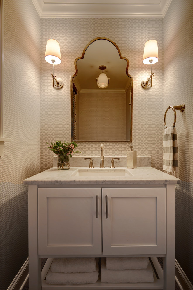 Idee per un piccolo bagno di servizio tradizionale con ante in stile shaker, ante bianche, lavabo sottopiano, top in marmo e pareti beige