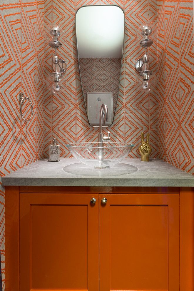 サンフランシスコにあるトランジショナルスタイルのおしゃれなトイレ・洗面所 (ベッセル式洗面器、シェーカースタイル扉のキャビネット、オレンジのキャビネット、マルチカラーの壁) の写真