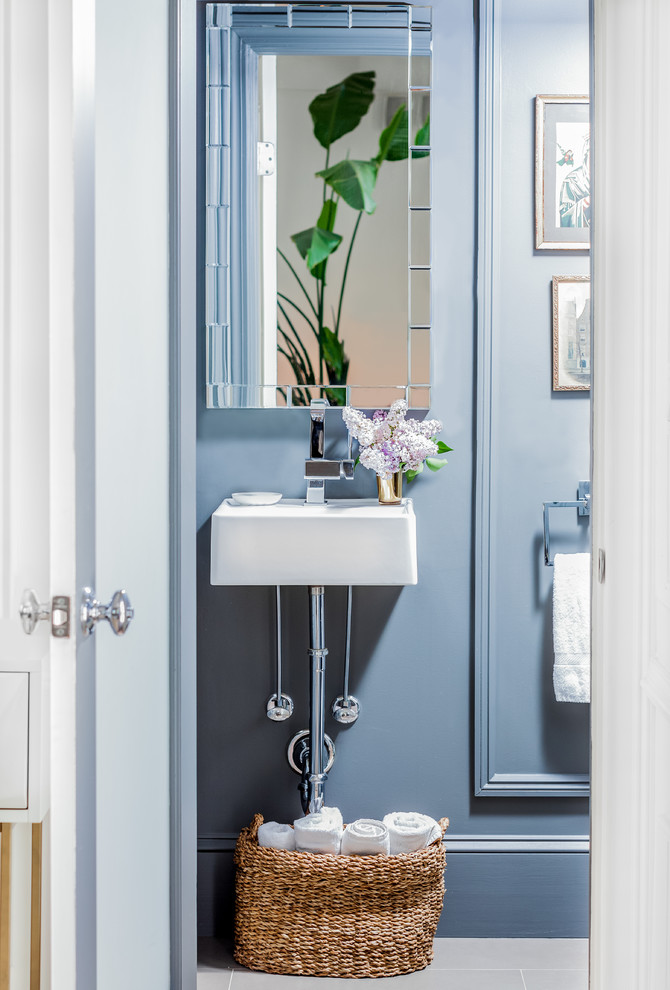 Стильный дизайн: туалет в стиле неоклассика (современная классика) с подвесной раковиной и серыми стенами - последний тренд