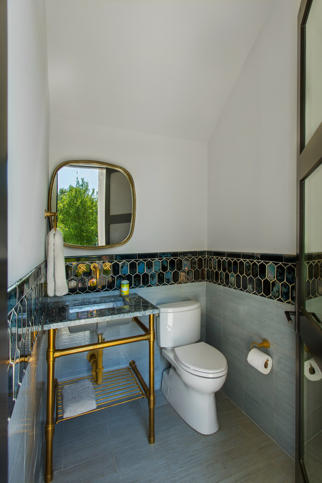 Источник вдохновения для домашнего уюта: туалет в стиле неоклассика (современная классика) с раздельным унитазом, черной плиткой, серой плиткой, белыми стенами, врезной раковиной, серым полом и черной столешницей