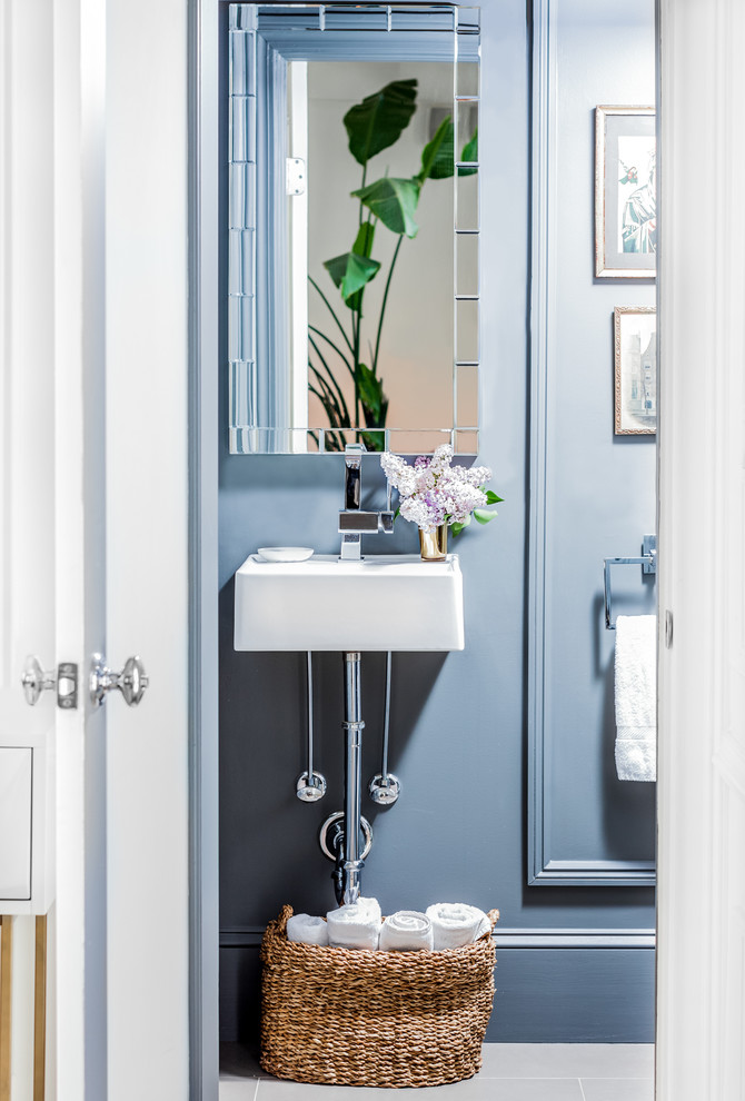 Idee per un bagno di servizio tradizionale con pareti blu, lavabo sospeso e pavimento grigio