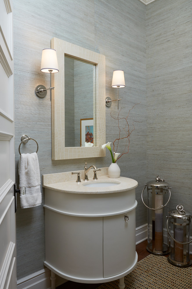 Inspiration för klassiska beige toaletter, med ett undermonterad handfat, möbel-liknande, grå väggar, mosaikgolv och grå skåp