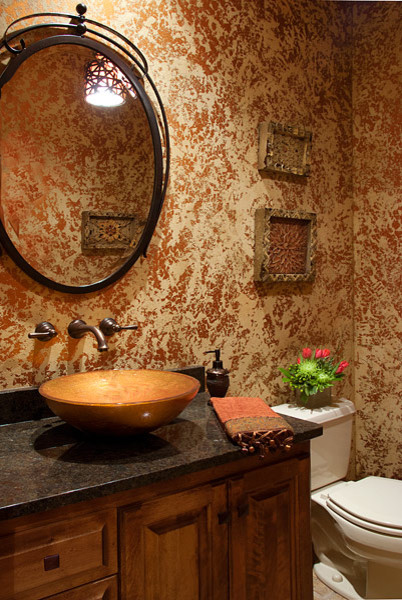 Idée de décoration pour un petit WC et toilettes tradition en bois brun avec une vasque, un placard avec porte à panneau surélevé, un plan de toilette en granite, WC séparés et parquet clair.