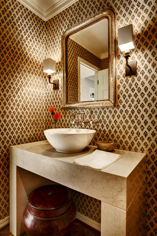 Imagen de aseo tradicional renovado con lavabo sobreencimera y paredes multicolor