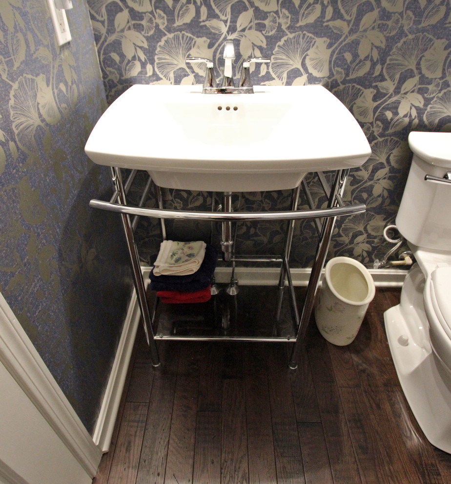 Foto de aseo clásico renovado pequeño con armarios abiertos, sanitario de dos piezas, suelo de madera oscura, lavabo con pedestal y suelo marrón