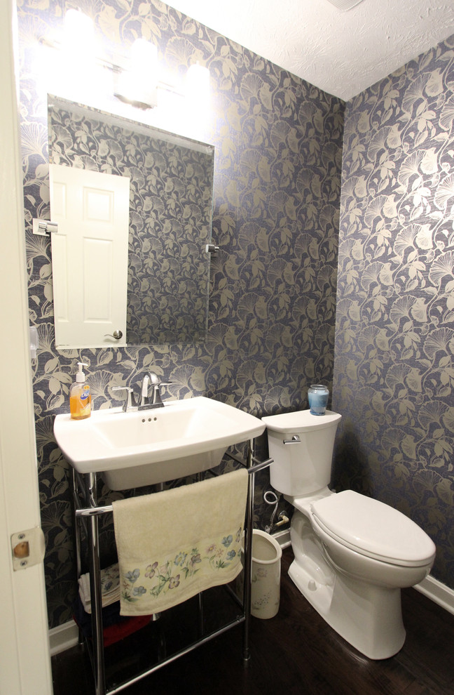 Immagine di un piccolo bagno di servizio classico con nessun'anta, WC a due pezzi, parquet scuro, lavabo a colonna e pavimento marrone