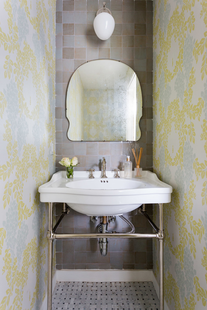 Maritim inredning av ett litet toalett, med marmorgolv, beige kakel, brun kakel, grå kakel, porslinskakel, flerfärgade väggar, ett konsol handfat och flerfärgat golv