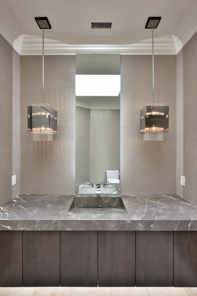 Ispirazione per un grande bagno di servizio tradizionale con ante lisce, ante in legno bruno, pareti grigie, lavabo integrato e pavimento bianco