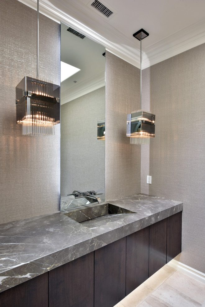 Esempio di un grande bagno di servizio classico con ante lisce, ante in legno bruno, pareti grigie, lavabo integrato e pavimento bianco