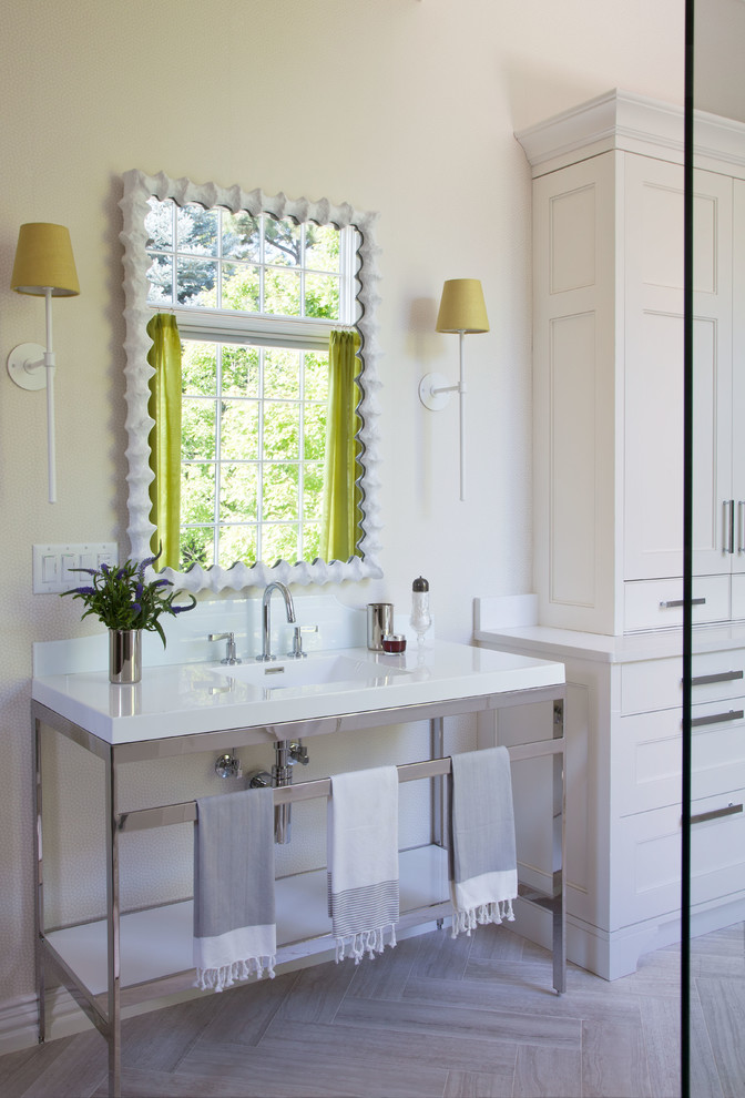 デンバーにある高級な広いトランジショナルスタイルのおしゃれなトイレ・洗面所 (白いキャビネット、白い壁、磁器タイルの床、クオーツストーンの洗面台、落し込みパネル扉のキャビネット、一体型シンク) の写真