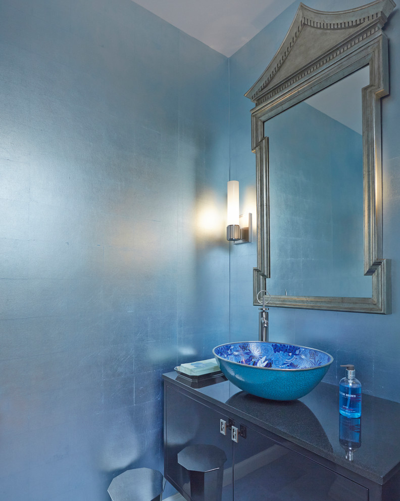Idee per un piccolo bagno di servizio tradizionale con lavabo a bacinella, ante lisce, WC monopezzo, piastrelle blu, pareti blu e ante grigie