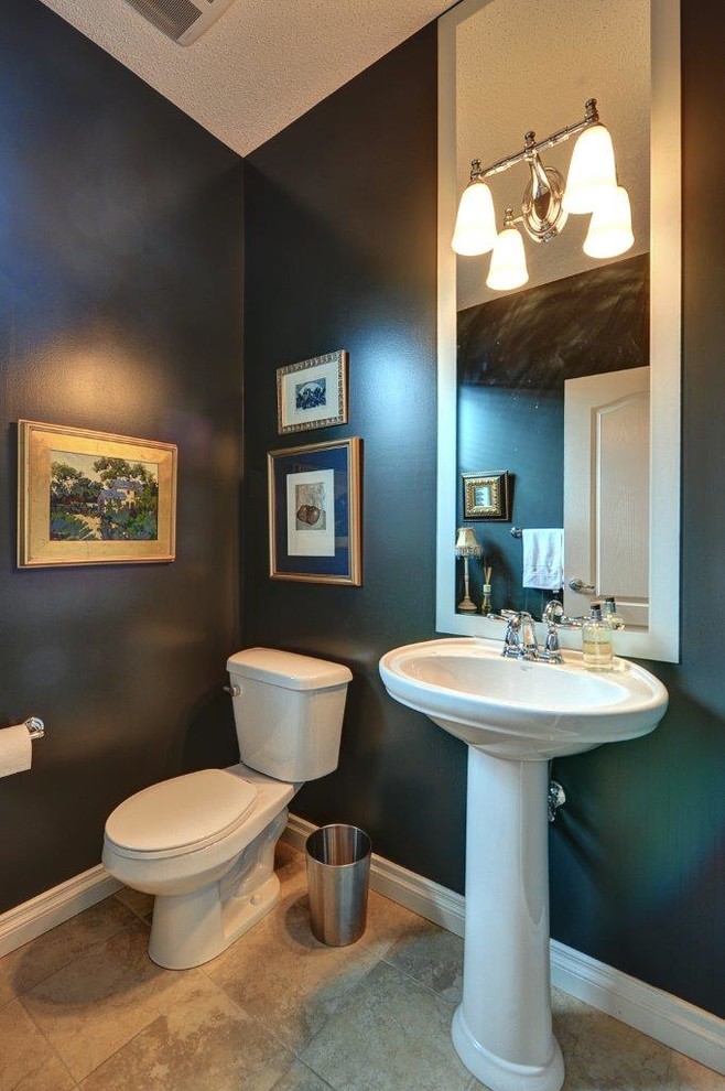 Imagen de aseo clásico renovado pequeño con lavabo con pedestal, sanitario de dos piezas, paredes negras y suelo de baldosas de porcelana