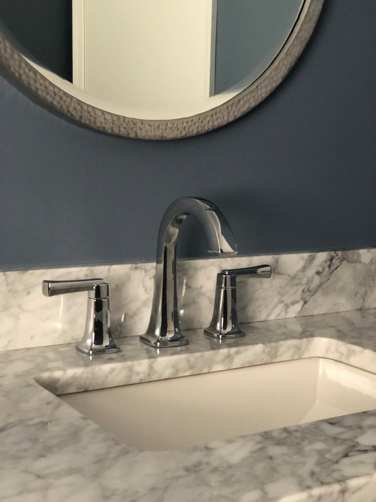 Exempel på ett stort klassiskt grå grått toalett, med skåp i shakerstil, vita skåp, mörkt trägolv, brunt golv, en toalettstol med separat cisternkåpa, blå väggar, ett undermonterad handfat och marmorbänkskiva