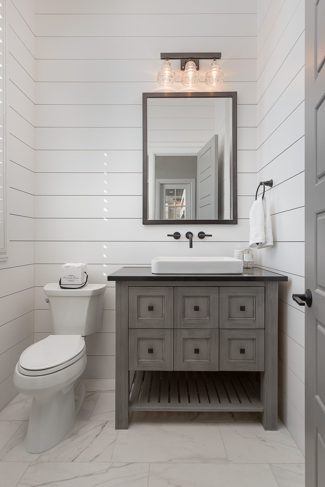 Immagine di un bagno di servizio classico con ante grigie, WC monopezzo e pareti bianche