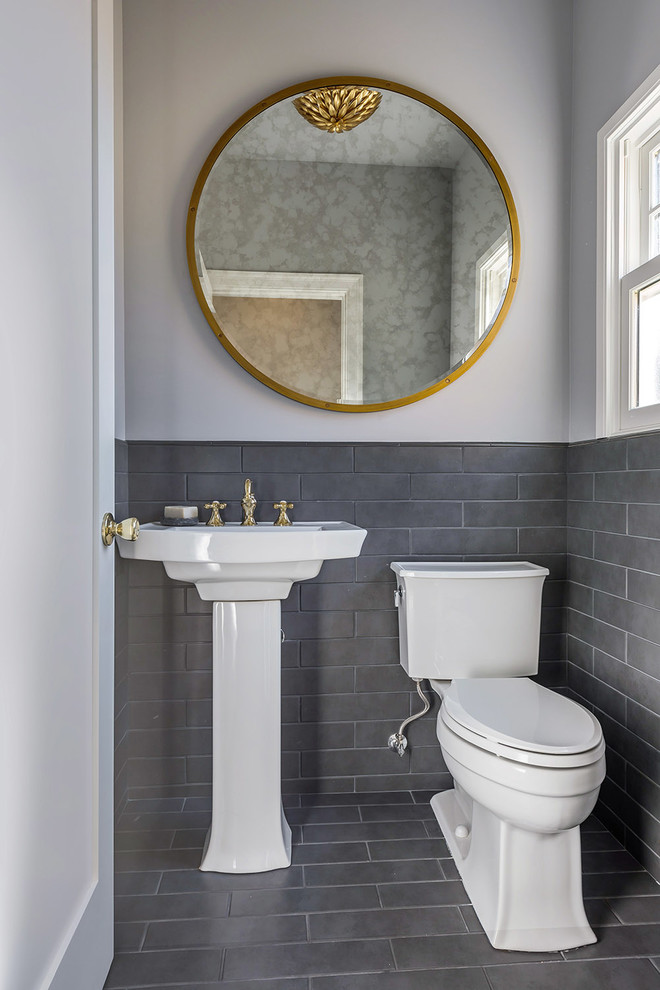 Exempel på ett medelhavsstil toalett, med skåp i shakerstil, vita skåp, klinkergolv i porslin och grått golv