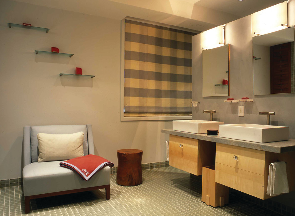 Mittelgroße Moderne Gästetoilette mit grauer Wandfarbe, Zementfliesen für Boden, Einbauwaschbecken und Granit-Waschbecken/Waschtisch in New York