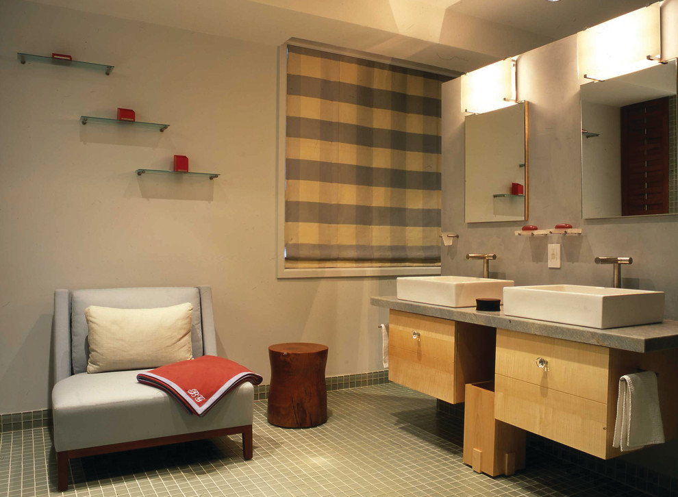 Пример оригинального дизайна: туалет среднего размера в стиле модернизм с серыми стенами, полом из цементной плитки, накладной раковиной и столешницей из гранита