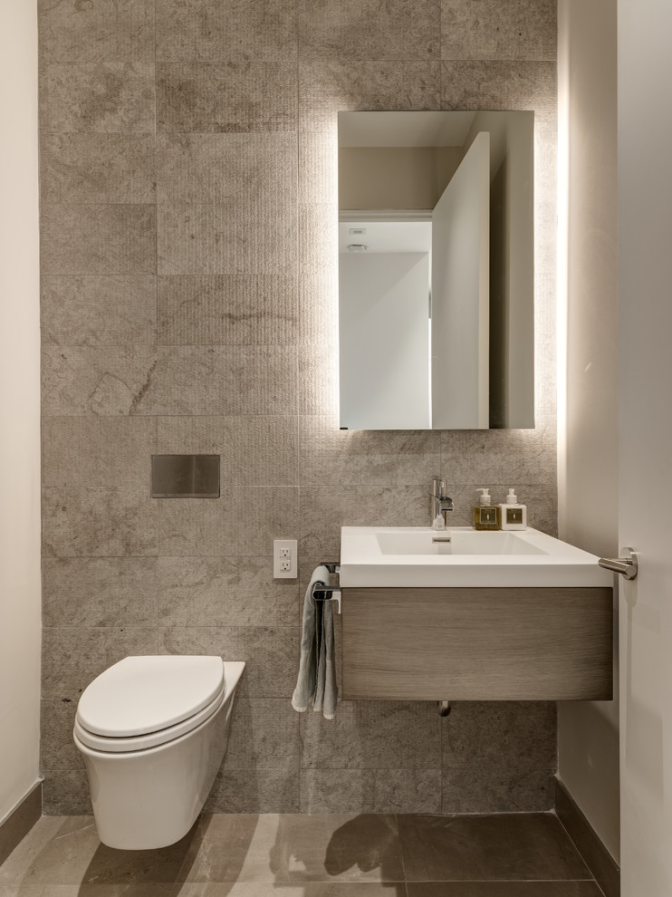 Moderne Gästetoilette mit Wandtoilette, flächenbündigen Schrankfronten, grauen Schränken, grauen Fliesen, weißer Wandfarbe, Waschtischkonsole und braunem Boden in New York
