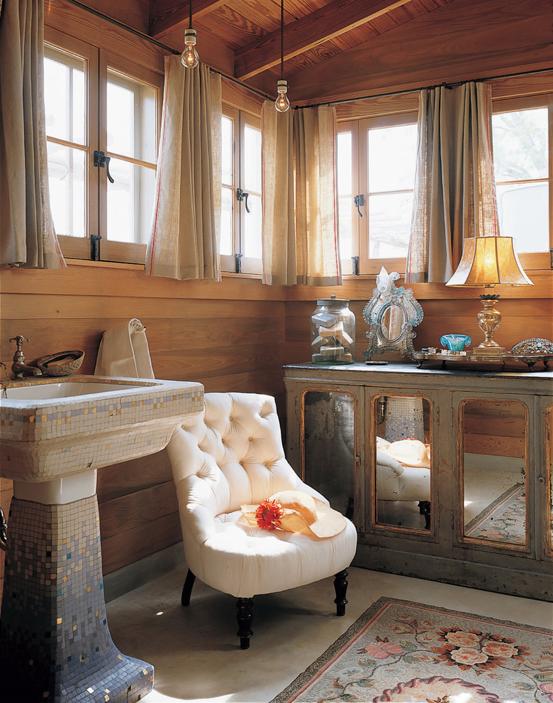 Imagen de aseo campestre con lavabo con pedestal y armarios tipo mueble