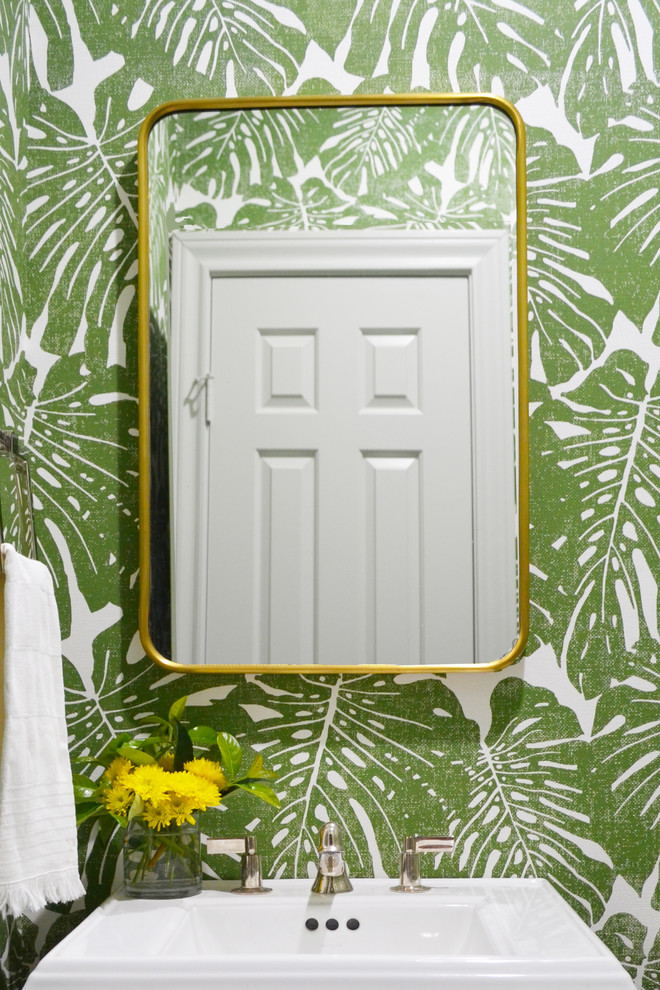 Cette image montre un petit WC et toilettes minimaliste avec WC séparés, un mur vert, parquet foncé, un lavabo de ferme et un sol marron.