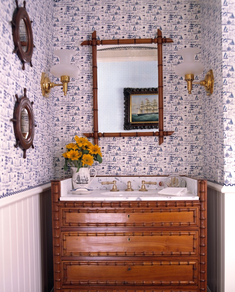 マイアミにある小さなトロピカルスタイルのおしゃれなトイレ・洗面所 (アンダーカウンター洗面器、家具調キャビネット、中間色木目調キャビネット) の写真