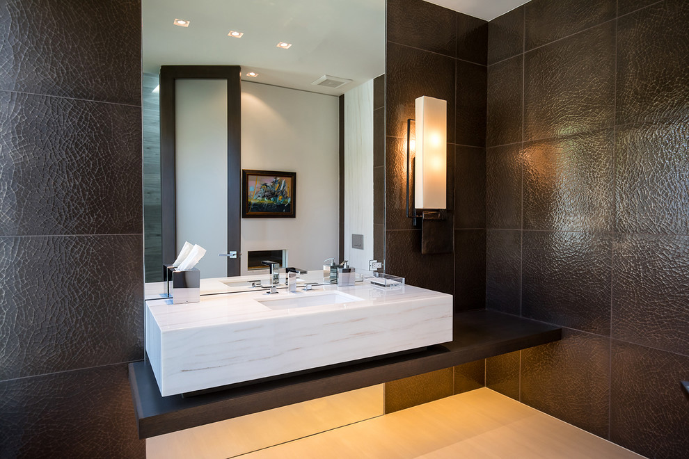 Mittelgroße Moderne Gästetoilette mit braunen Fliesen, brauner Wandfarbe, Porzellan-Bodenfliesen, Wandwaschbecken, weißem Boden und weißer Waschtischplatte in Los Angeles