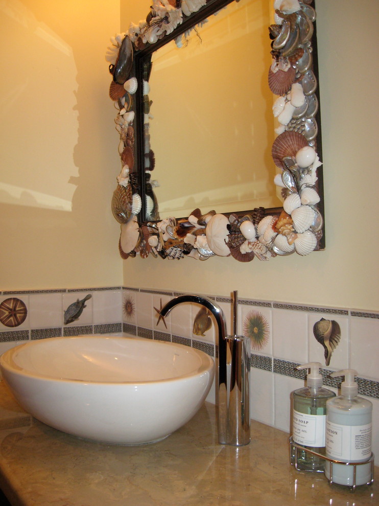 Design ideas for a contemporary cloakroom in Orange County.