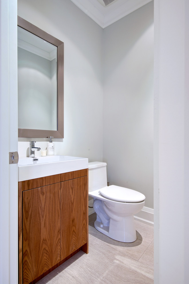 Exempel på ett mellanstort modernt toalett, med ett integrerad handfat, släta luckor, en toalettstol med hel cisternkåpa, grå kakel, grå väggar, klinkergolv i porslin och skåp i mellenmörkt trä