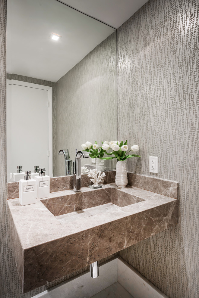 Moderne Gästetoilette mit grauer Wandfarbe, integriertem Waschbecken und brauner Waschtischplatte in Miami
