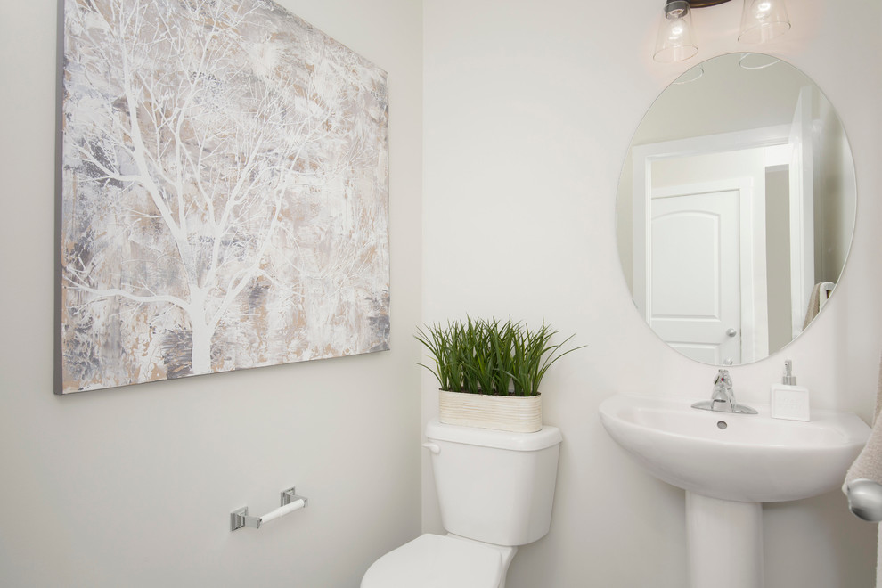 Mittelgroße Moderne Gästetoilette mit Toilette mit Aufsatzspülkasten, beiger Wandfarbe, Keramikboden und Sockelwaschbecken in Calgary