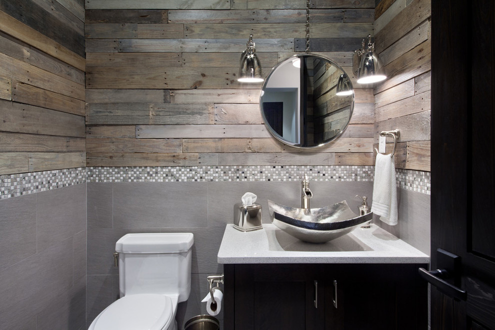 Cette photo montre un WC et toilettes tendance en bois foncé de taille moyenne avec un placard à porte shaker, WC séparés, un carrelage gris, mosaïque, un mur marron, une vasque et un plan de toilette en terrazzo.
