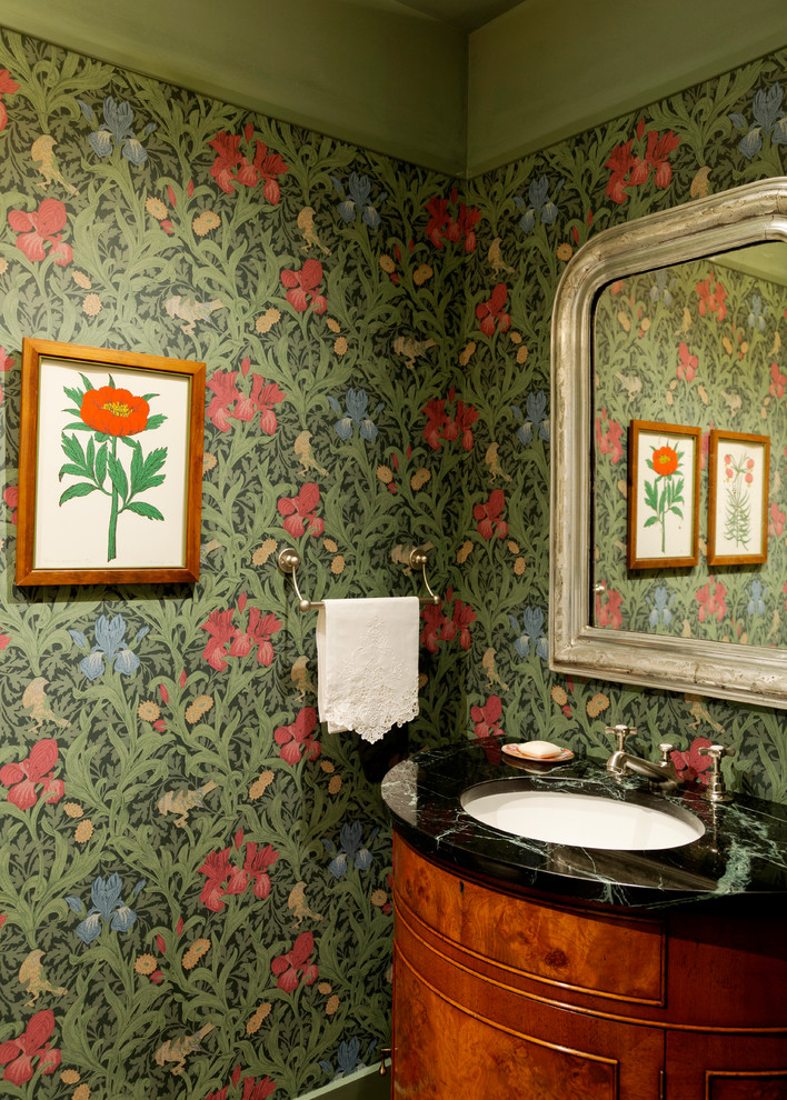 Источник вдохновения для домашнего уюта: туалет среднего размера в классическом стиле с фасадами островного типа, фасадами цвета дерева среднего тона, разноцветными стенами, врезной раковиной и мраморной столешницей