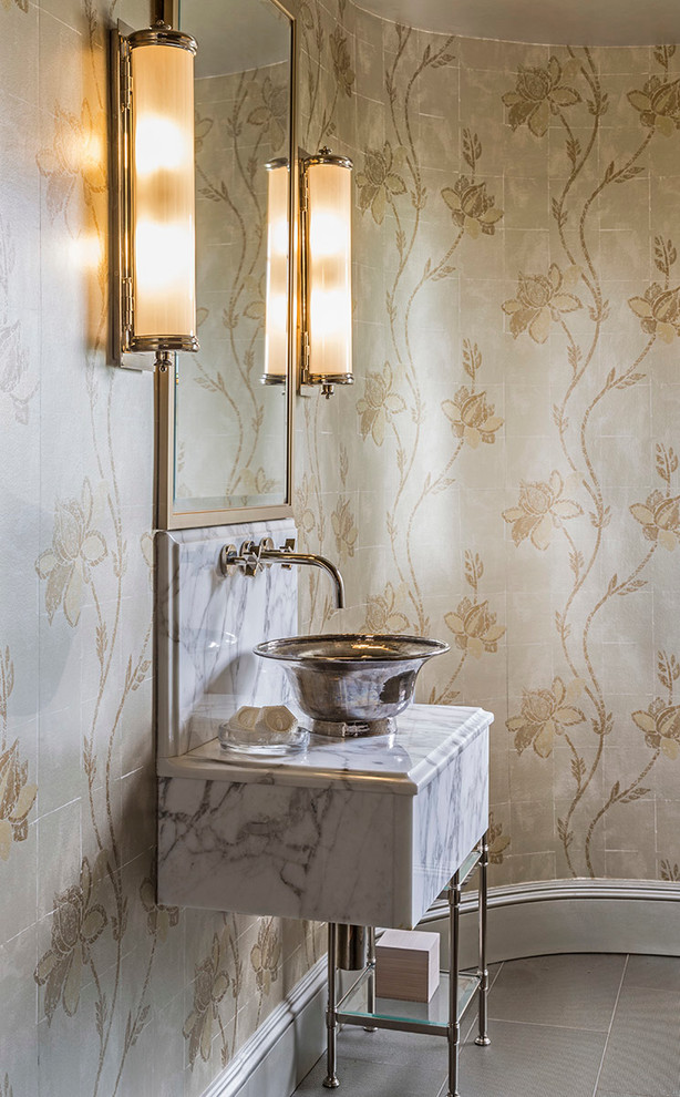 Kleine Klassische Gästetoilette mit Marmor-Waschbecken/Waschtisch, beiger Wandfarbe, Porzellan-Bodenfliesen und grauem Boden in New York