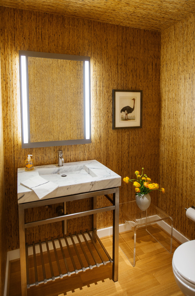 На фото: туалет в современном стиле с раздельным унитазом и монолитной раковиной с