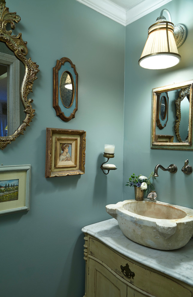 Свежая идея для дизайна: туалет в классическом стиле с настольной раковиной - отличное фото интерьера