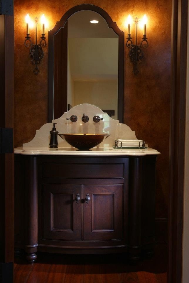 Стильный дизайн: туалет в классическом стиле с настольной раковиной и коричневыми стенами - последний тренд