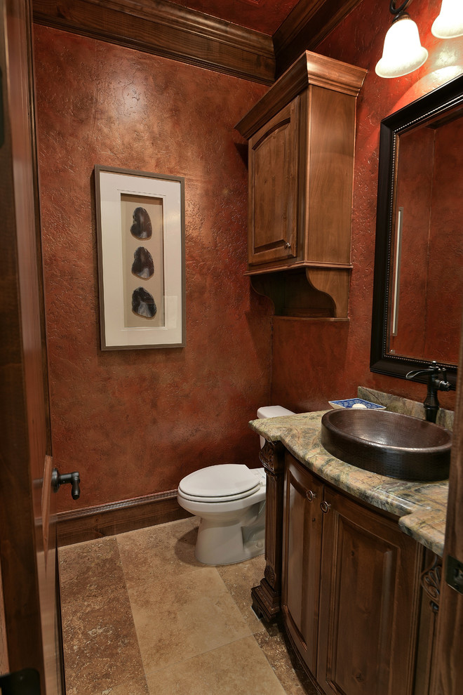 Idées déco pour un WC et toilettes méditerranéen de taille moyenne avec un placard en trompe-l'oeil, des portes de placard marrons, WC à poser, un mur rouge, un sol en travertin, un lavabo posé, un plan de toilette en granite et un sol beige.