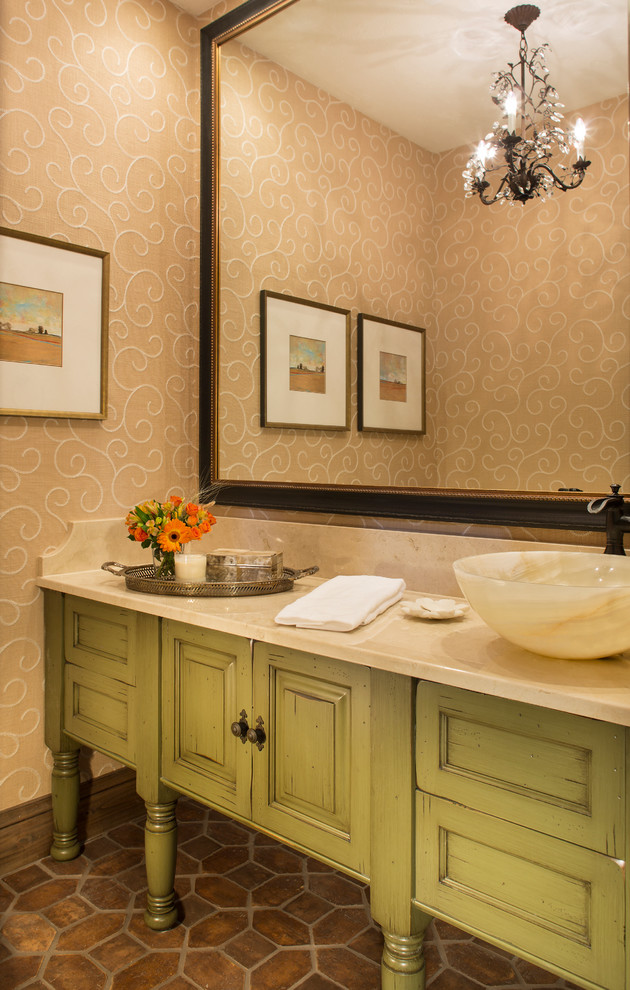 Kleine Mediterrane Gästetoilette mit profilierten Schrankfronten, grünen Schränken, Marmor-Waschbecken/Waschtisch, Aufsatzwaschbecken, beiger Wandfarbe und Terrakottaboden in Denver