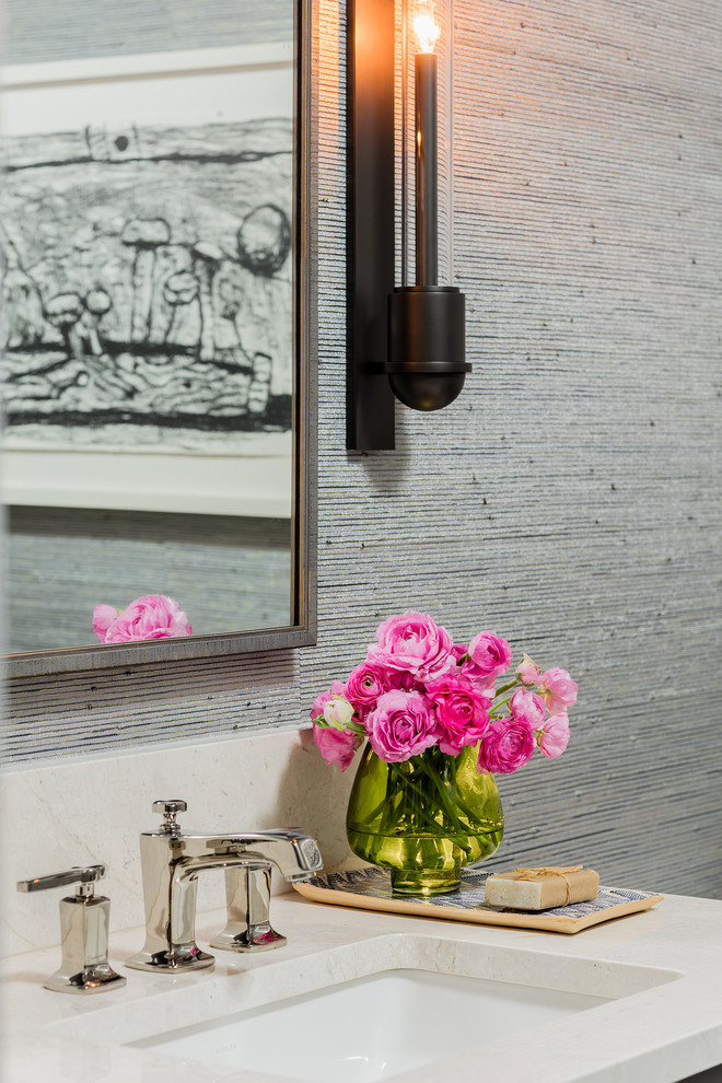 Exempel på ett mellanstort modernt toalett, med släta luckor, grå skåp, en toalettstol med hel cisternkåpa, beige kakel, porslinskakel, grå väggar, klinkergolv i porslin, ett undermonterad handfat och marmorbänkskiva