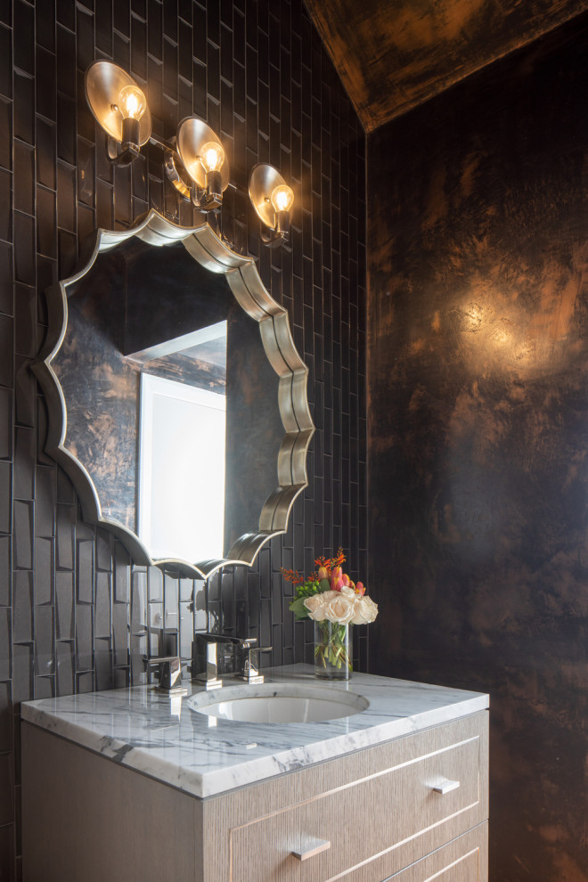 На фото: туалет в стиле неоклассика (современная классика) с плоскими фасадами, светлыми деревянными фасадами, черной плиткой, керамической плиткой, черными стенами, врезной раковиной, столешницей из кварцита и белой столешницей