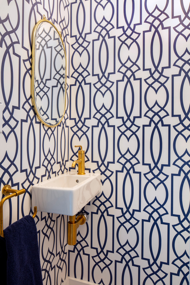 オースティンにある高級な中くらいなトランジショナルスタイルのおしゃれなトイレ・洗面所 (マルチカラーの壁、壁付け型シンク) の写真
